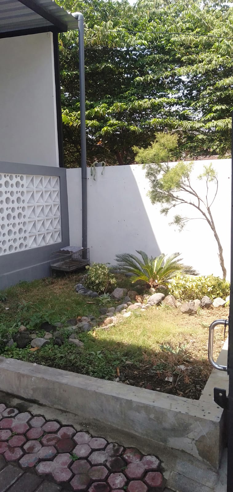 Tampak Taman Depan